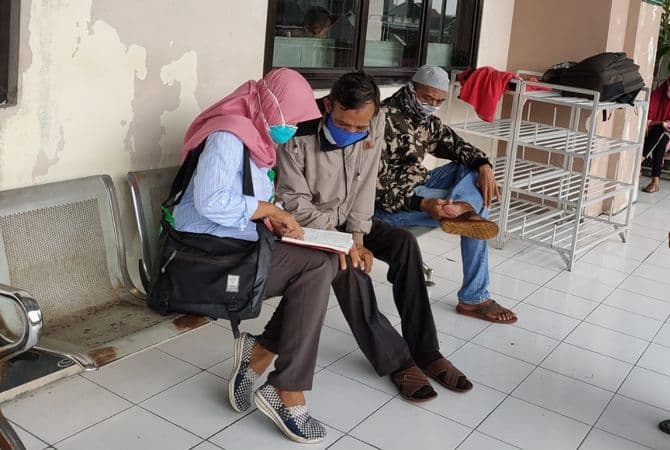 Pasang Surut Perempuan Pemburu Pasien TBC Di Solo