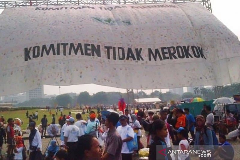 Selain Larangan Makan Bersama, Perlu Ada Aturan Jangan Merokok