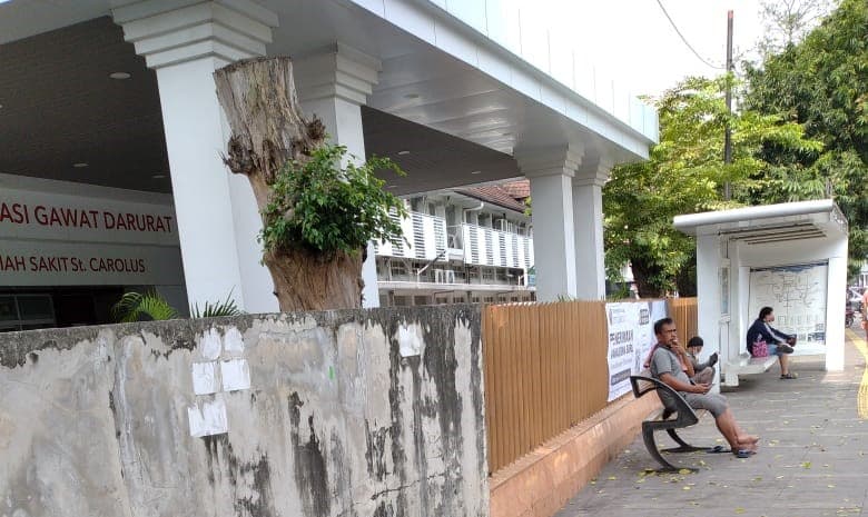 Ironi Larangan Merokok di Rumah Sakit yang Tak Dipatuhi Pasien