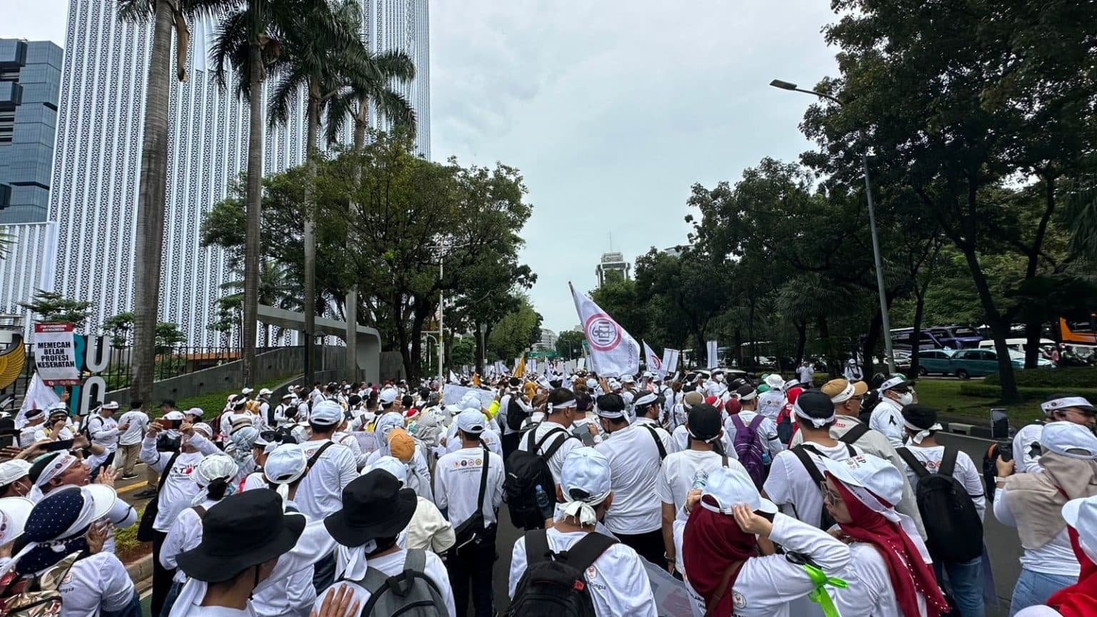 RUU KESEHATAN: Ketika Petugas Baju Putih Banjiri Gedung Kemenkes