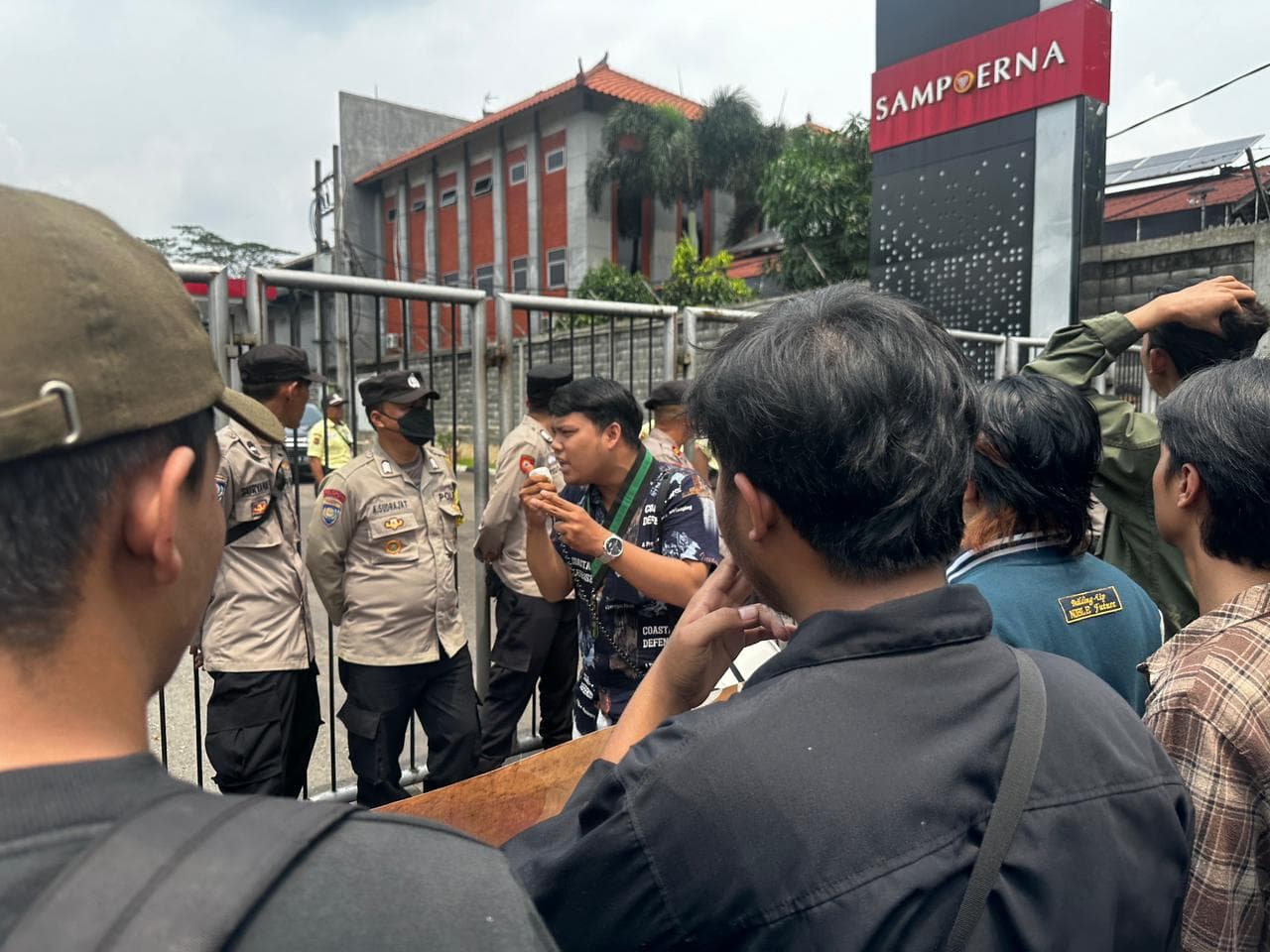 HMI Jawa Barat melakukan aksi demonstrasi di depan kantor PT HM Sampoerna Tbk, Jl. Soekarno Hatta No 795 Kota Bandung pada hari Senin (15/1/2024). Istimewa