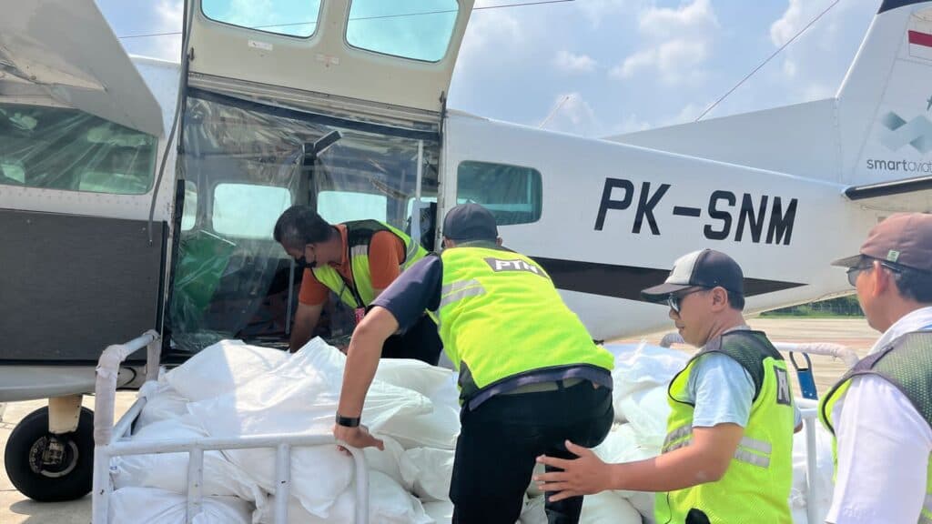 Tim memasukkan bahan semai _Natrium Clorida (NaCl)_ ke dalam pesawat Cessna Caravan untuk operasi Teknologi Modifikasi Cuaca (TMC) di Lanud Ahmad Yani, Kota Semarang, Jawa Tengah, Sabtu (17/2). Operasi TMC dilakukan sebagai bagian dari upaya penanganan banjir yang terjadi Kabupaten Demak dan sekitarnya. Dok. Humas BNPB