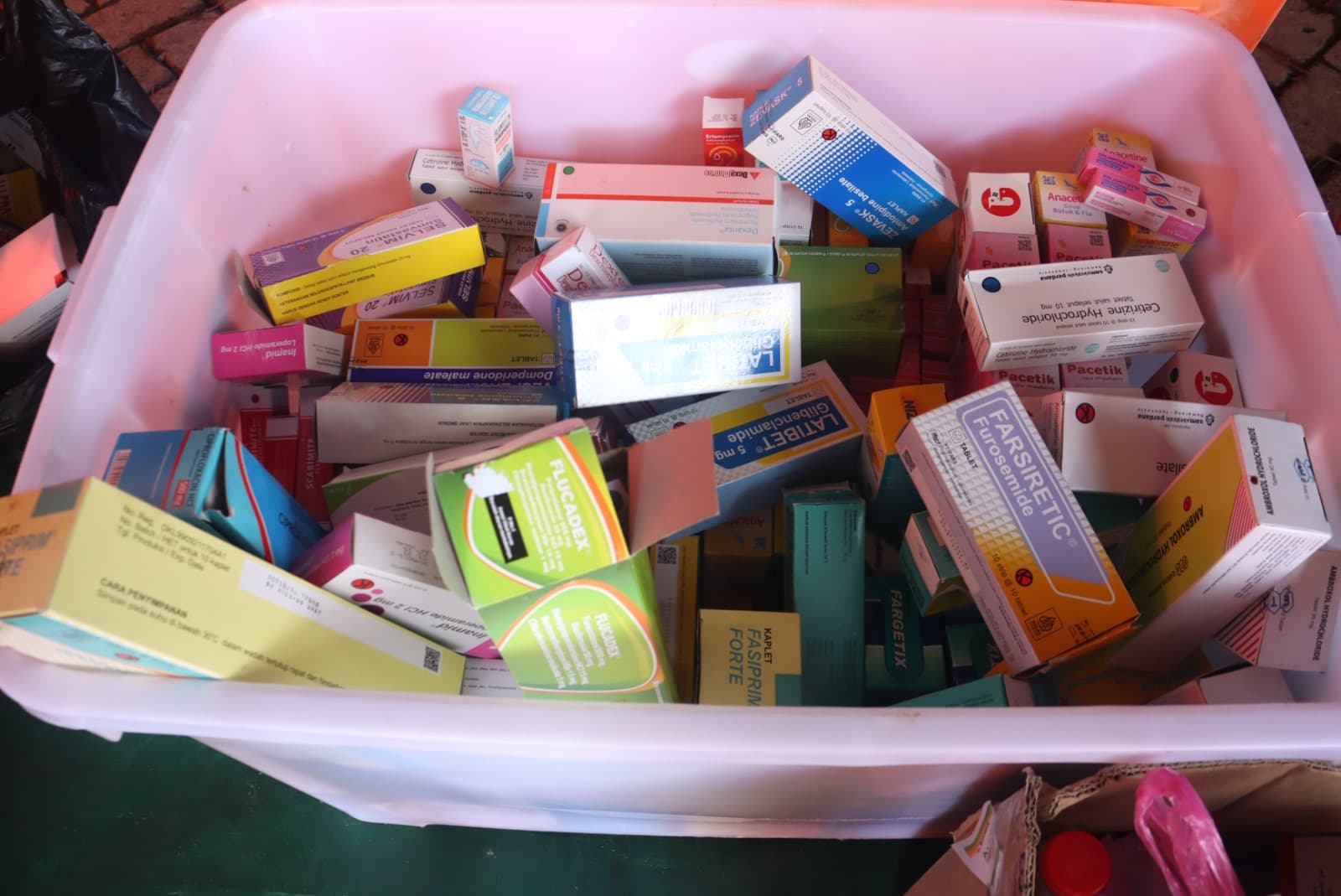 Bantuan Obat-obatan bagi para pengungsi korban banjir di Kabupaten Demak. Dok. Humas BNPB
