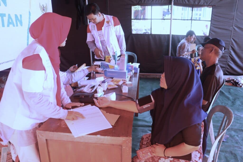 Pelayanan kesehatan dan obat obatan untuk masyarakat terdampak banjir yang didukung penuh oleh Puskesmas Karanganyar dan Relawan di halaman Kantor Desa Wonoketingal, Kecamatan Karanganyar, Kabupaten Demak, Jawa tengah, (19/2). Dok. Humas BNPB