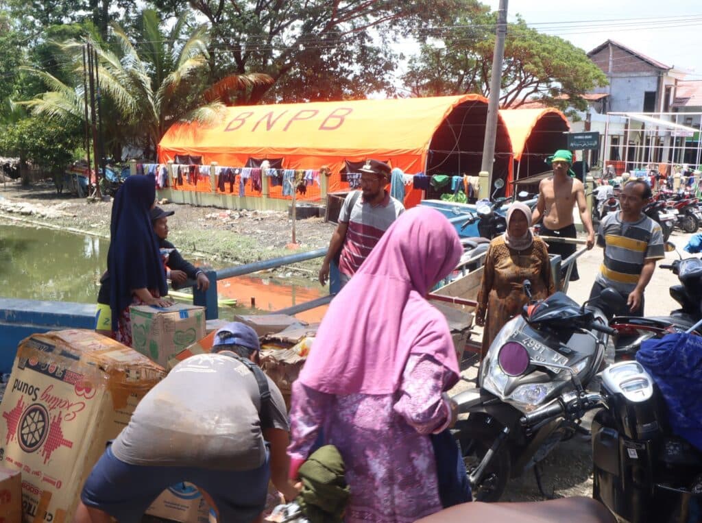 BNPB mendirikan tenda pengungsian didepan Kantor Desa Wonoketingal bagi masyarakat terdampak yang berada di pinggir Jalan Raya Demak-Kudus, Desa Wonoketingal, Kecamatan Karanganyar, Kabupaten Demak, Jawa Tengah, (18/2). Dok. Humas BNPB