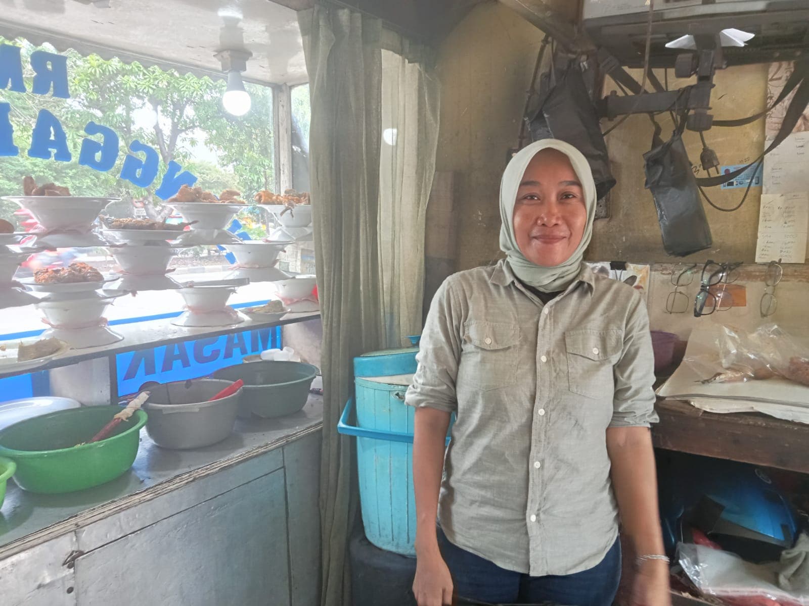 Endang (49) pemilik warung di bantaran Sungai Angke Teluk Gong, Penjaringan, Jakarta Utara mengaku enggan menggunakan air tanah karena kerap mengalami masalah pencernaan akibat mengonsumsi air tanah (DP.Sari/Prohealth.id)