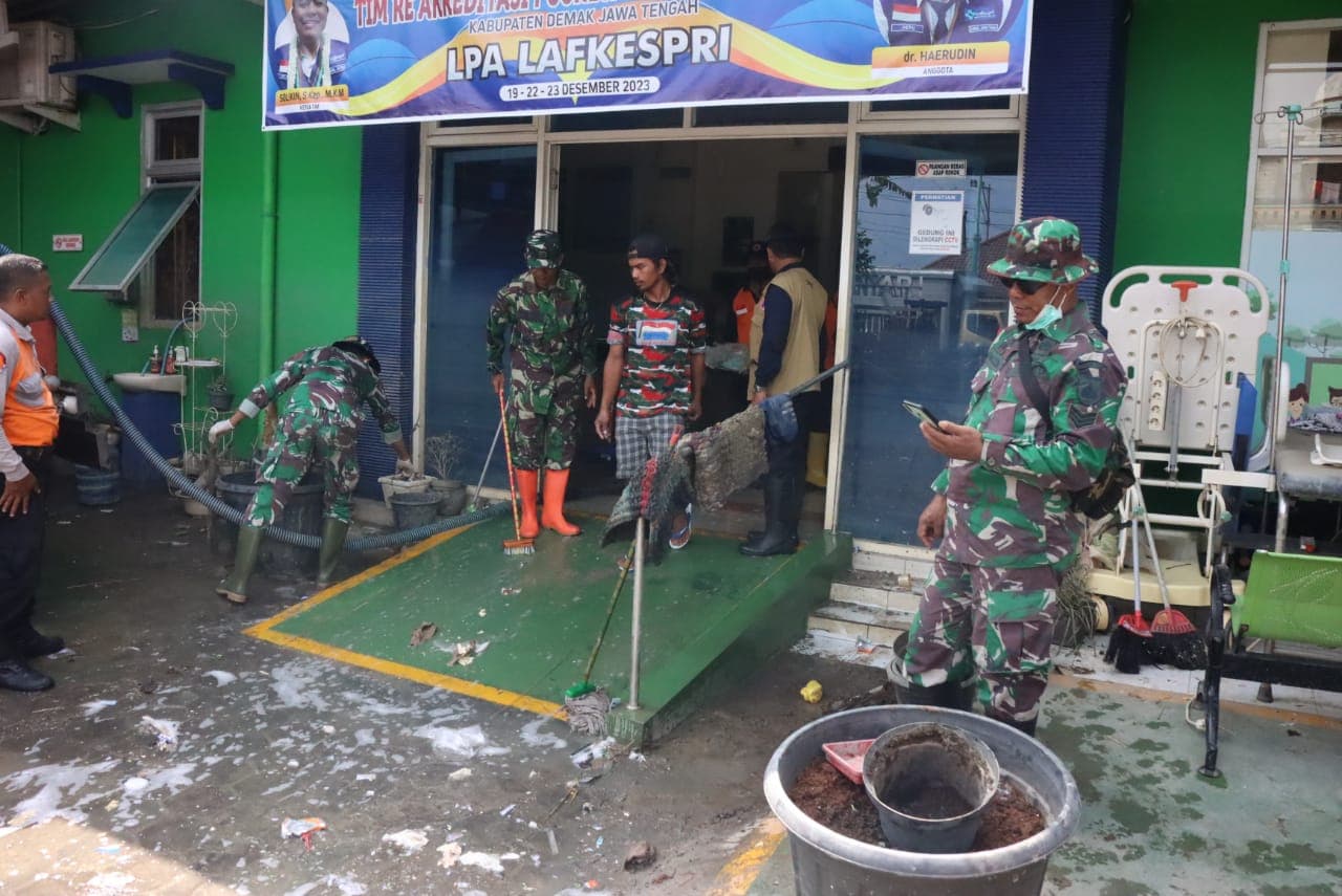 Pasca banjir Tim Gabungan dari semua unsur bersama-sama membersihkan fasum di Dusun Karanganayar, Kecamatan Karanganyar, Selasa (20/2). Sumber Foto: Pusdatinkomben