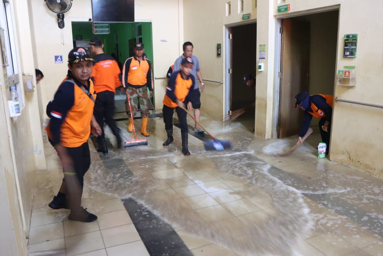 Pasca banjir Tim Gabungan dari semua unsur bersama-sama membersihkan fasum di Dusun Karanganayar, Kecamatan Karanganyar, Selasa (20/2). Sumber Foto: Pusdatinkomben