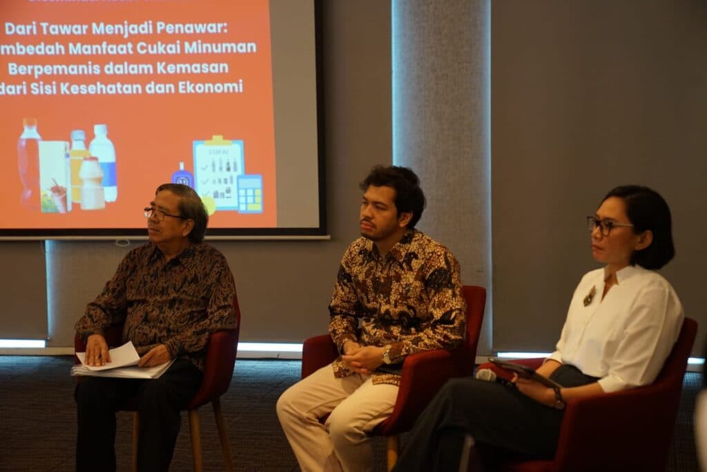 Kiri ke kanan: 1. Soewarta Kosen, M.D., MPH, DrPH (Research Principal Investigator CISDI), Muhammad Zulfiqar Firdaus, M.IDEC (Health Economics Research Associate CISDI), dan Sofie Syarief (Moderator) dalam sesi diskusi. Dok. Cisdi