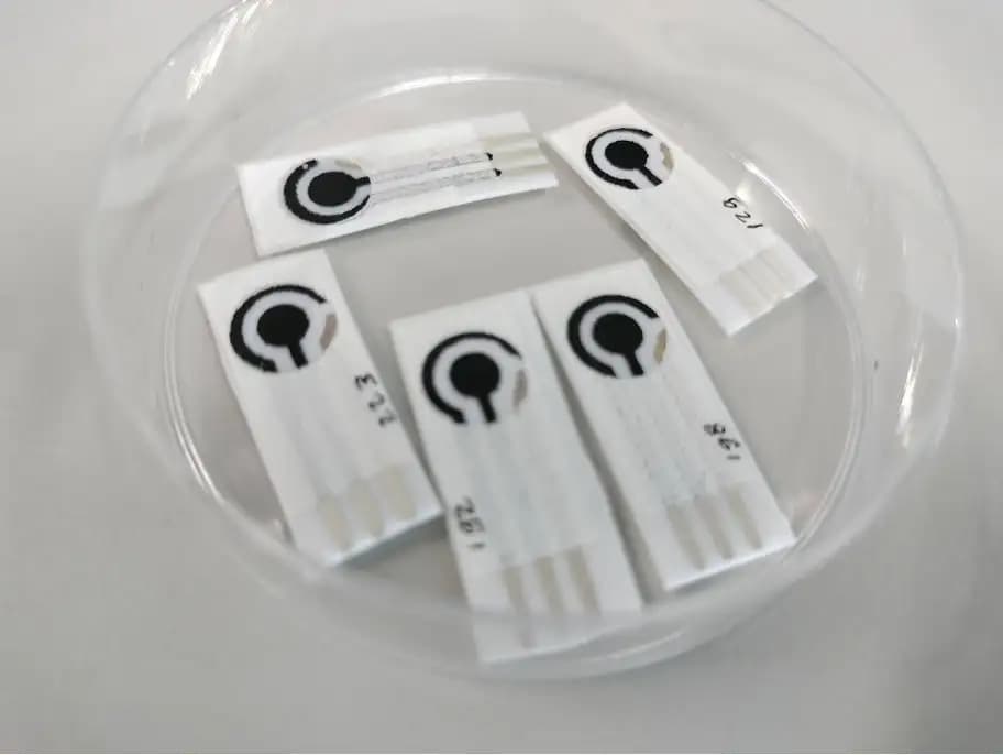 Strip elektroda biosensor berbasis elektrokimia yang dikembangkan untuk berbagai deteksi penyakit dan bakteri. Dok. Humas BRIN