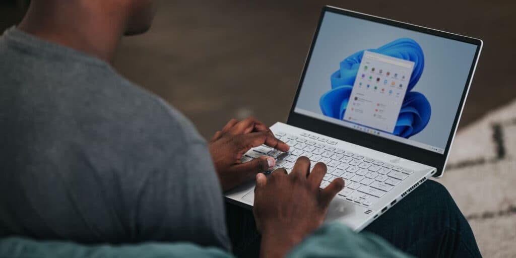 Apakah Buruk Menggunakan Laptop Langsung di Pangkuan