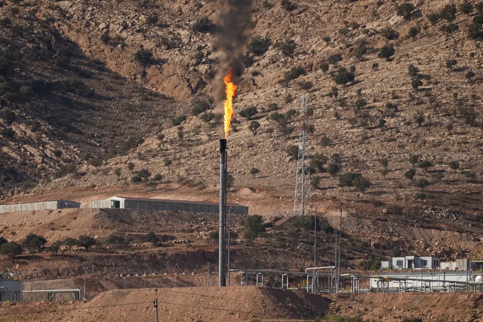 Perusahaan Gila-Gilaan Bakar Gas Ladang Minyak, Cemari Udara dan Panaskan Planet