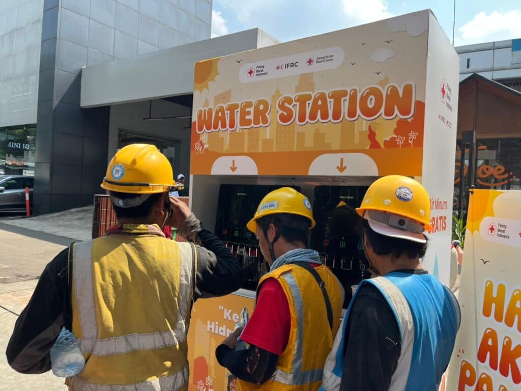 Hadapi Cuaca Panas, PMI Sediakan Air Minum Gratis Pekerja Luar Ruang