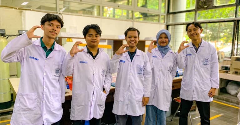 Mahasiswa UGM Sulap Limbah Jerami Padi dan Grafit Jadi Material Baterai