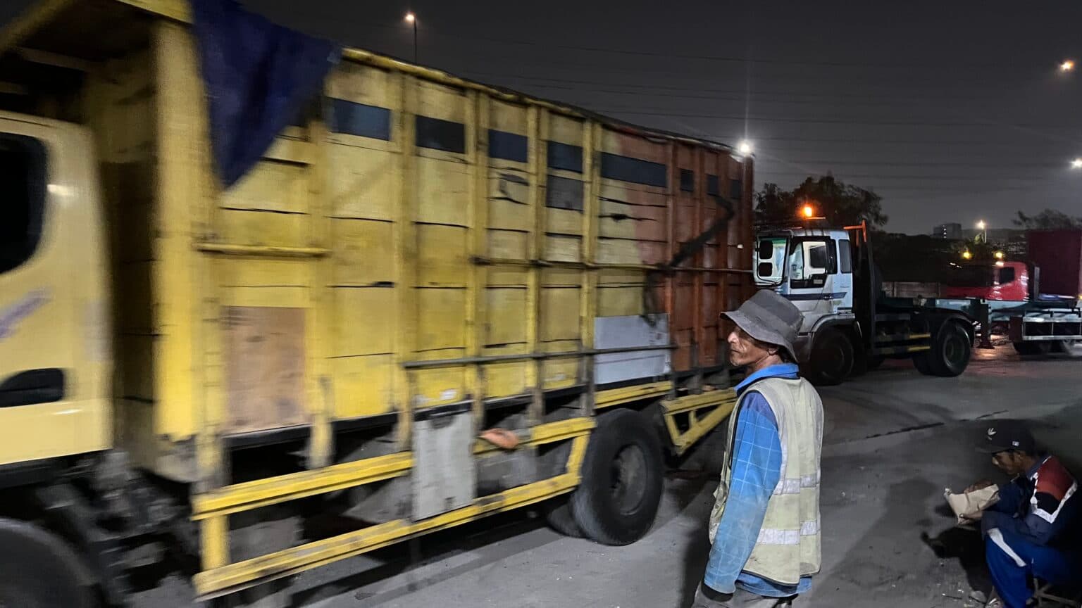 Hidup dalam Kepulan Truk: Elektrifikasi Tersangkut Harga dan Kebijakan