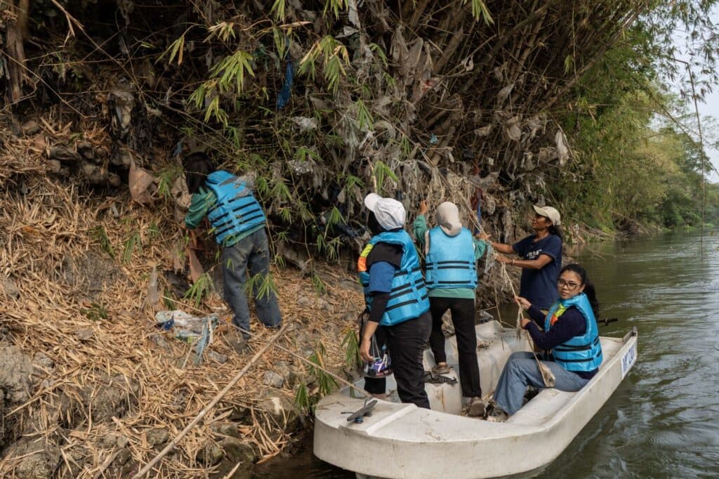 Mengenali Ikan Endemik Kali Surabaya Sembari Bersihkan Sungai dan Tanam Pohon