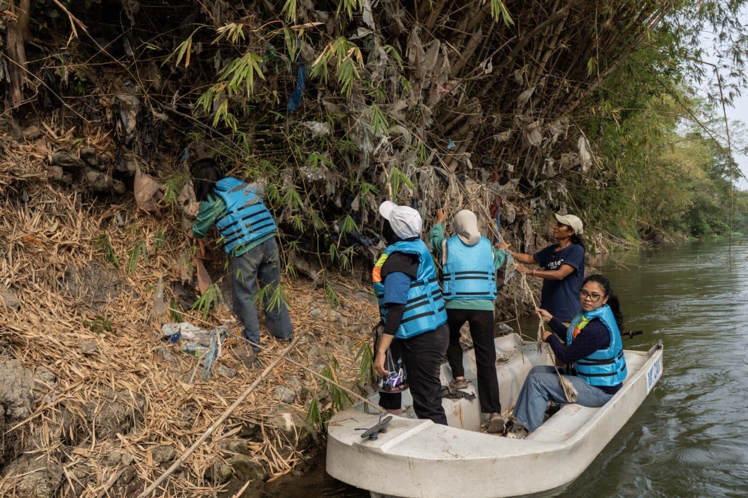 Mengenali Ikan Endemik Kali Surabaya Sembari Bersihkan Sungai dan Tanam Pohon