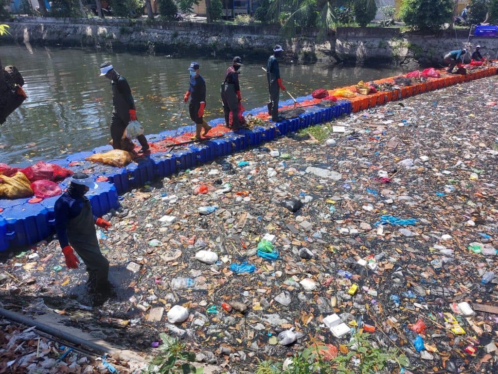 Kebiasaan Ikan Makan Plastik Picu Kepunahannya di Kali Surabaya