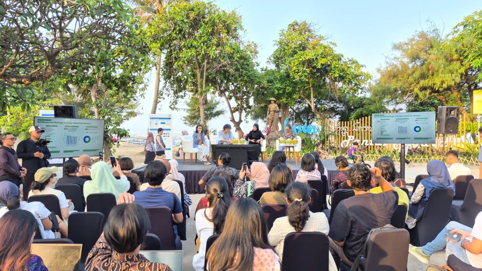 Publik Menata Ruang Publik, Bersama Warga Melukis Jalan