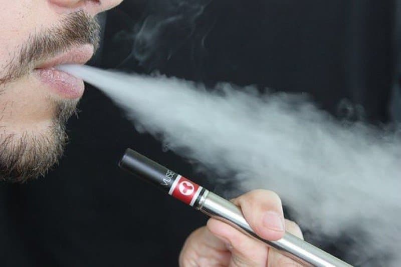 Perempuan dalam Jebakan Rokok Elektrik