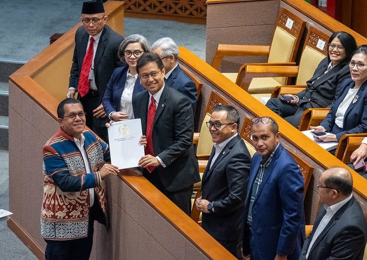 UU KESEHATAN: Massa Banjiri Gedung DPR, Siap Ajukan Judicial Review