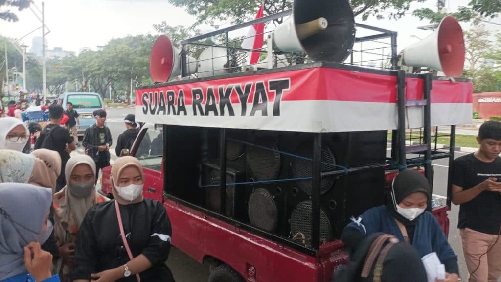 RUU KESEHATAN: Diguyur Hujan, Organisasi Mahasiswa Kesehatan Tetap Gelar Aksi Demonstrasi