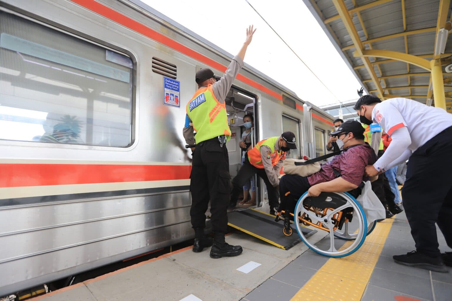 Menggugat Kelayakan Fasilitas Stasiun Kereta untuk Disabilitas