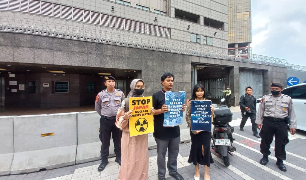 Tim Advokasi Masyarakat Perairan Anti Racun (Tim TAMPAR) dalam aksinya di depan Kedutaan Besar Jepang di Indonesia di Jakarta pada Senin, 15 Januari 2024. Istimewa