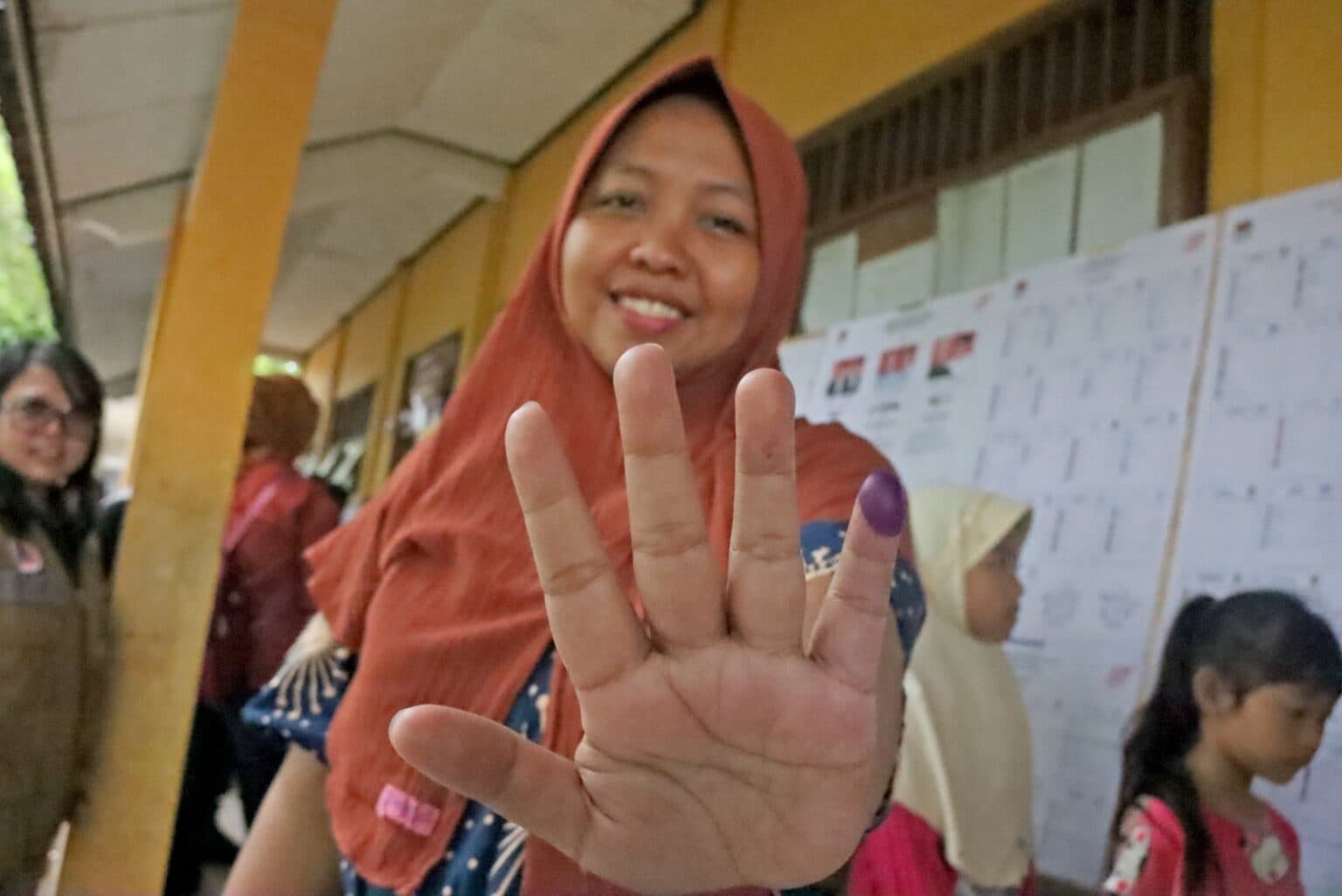 PEMILU 2024: Banjir Menyurut, Warga Demak Lakukan Pencoblosan