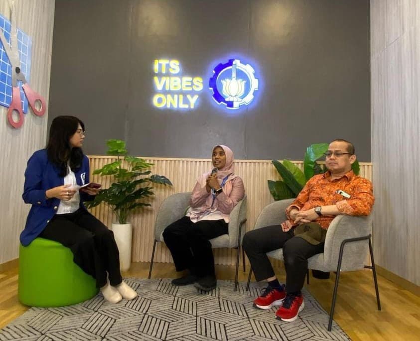 (dari kiri) Moderator Josephine Larissa bersama dengan Kepala Prodi Kedokteran ITS dr Sakina MSi dan Kepala Prodi Teknologi Kedokteran ITS Dr Ir Adhi Dharma Wibawa ST MT saat mengulas prodi baru di FKK. Dok. Humas ITS