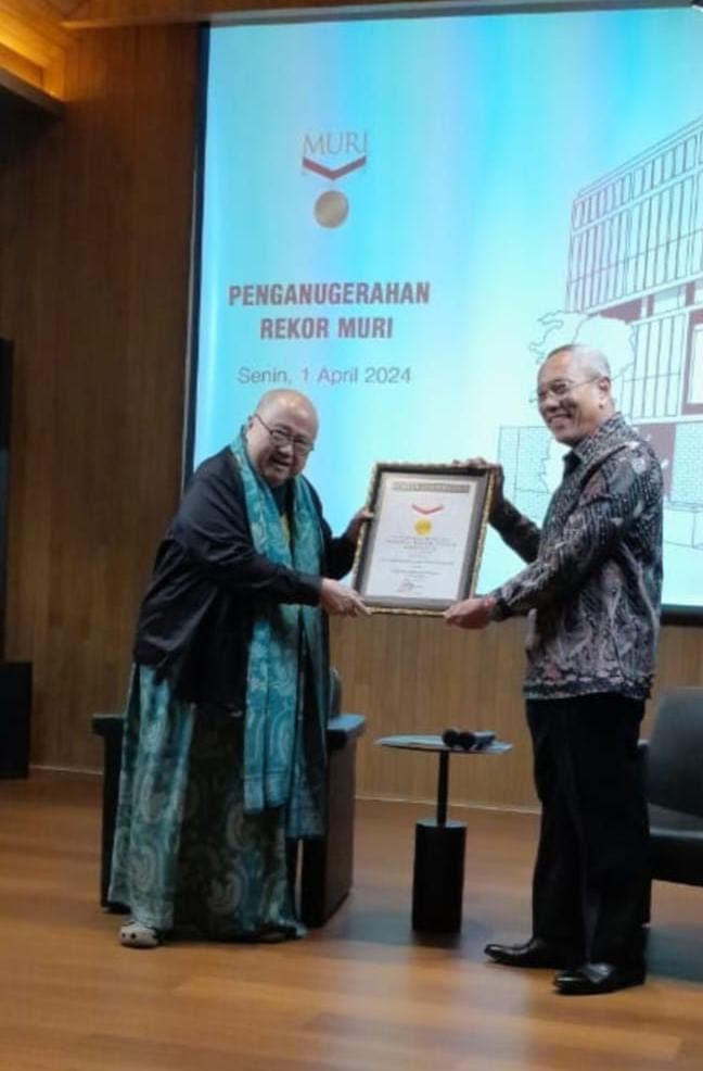Penyerahan rekor MURI kepada Prof Thandra Yoga. Dok. Humas UI
