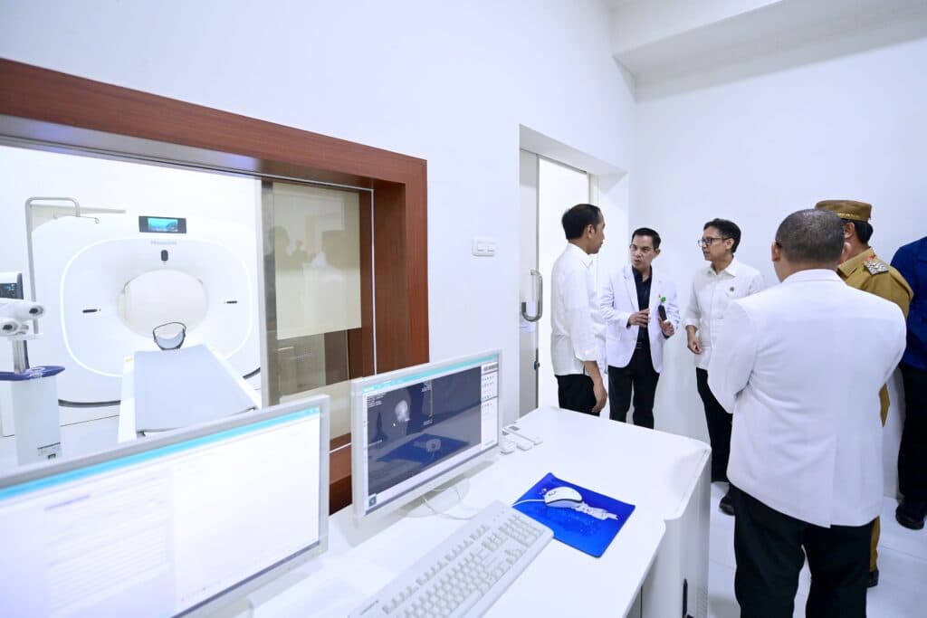 Presiden Joko Widodo, didampingi Menteri Kesehatan Budi Gunadi Sadikin, mengunjungi pelayanan kesehatan di RSUD Mokopido, Toli-Toli, Sulawesi Tengah, Rabu (27/3/2024). Dok. Humas Kemenkes