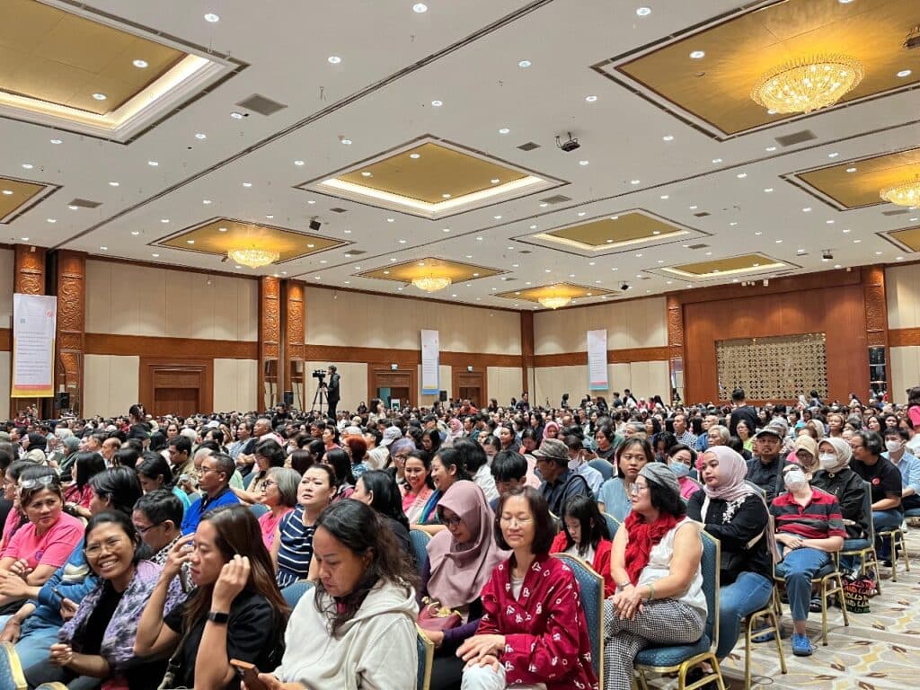 Ketika Ribuan Orang Bersatu dalam Meditasi