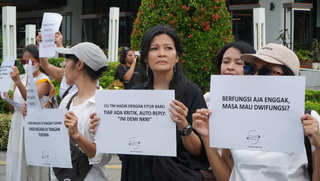 Para Ibu Bentengi Mahasiswa dan Desak Pembatalan UU TNI