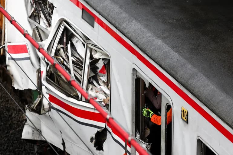 Lima Orang Tewas dalam Kecelakaan Kereta Api di Bekasi, Evakuasi Berlanjut