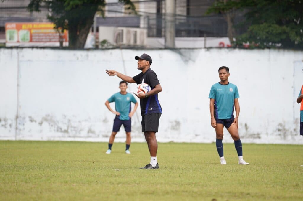 Pelatih Soroti Bahaya Merokok: Paru-Paru Sehat Kunci Performa Pemain Bola