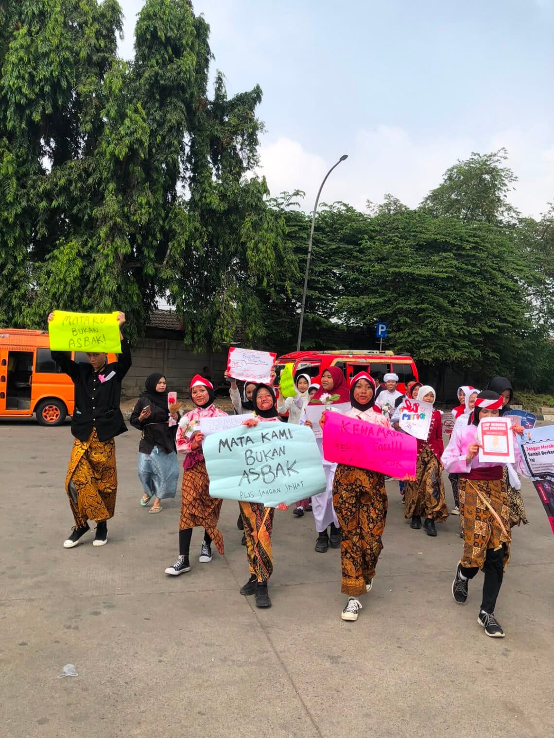 Siswa SMP Protes Pengendara Merokok di Jalan, Bawa Pesan “Abu Rokok Kena Mata Perih”
